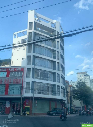 Tòa nhà đa năng 6 tầng và 1 sân thượng vị trí đẹp góc đường Yersin DT 110m²